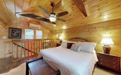 The Barn at Toad Hill. Pet friendly, close to Smokies, Airport. Brand new! Hotel dekat Bandara Mcghee Tyson