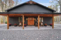 Newly Built Barndominium w/ Golf Sim, Hot Tub, Firepit, Minutes to Jim Thorpe!