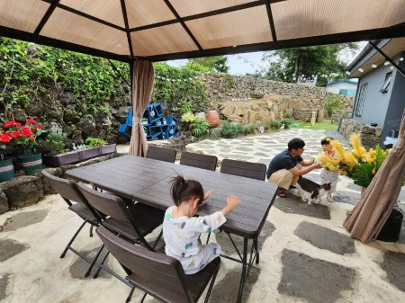 Doldamine Jeju Отели рядом с достопримечательностью «Dolgeobugi Suseok Bakmulkwan»