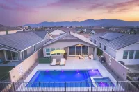 Serene Poolside Retreat, Sunset View & Patio Life - สระว่ายน้ำส่วนตัว