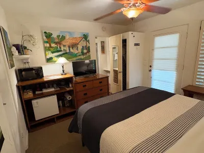 Room 7️⃣ in a charming boutique hotel, very private, by the pool in downtown PS 🌼