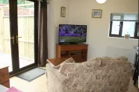 The Nook - Farm Park Stay with Hot Tub, BBQ & Fire Pit Hotels in Mawr