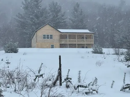 Lovely 4 bedroom Log cabin in Island Pond VermontSnow Mobile Capitol of NEK