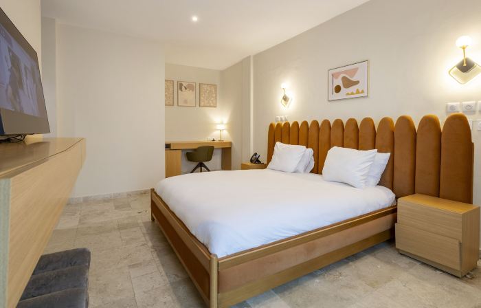 The Six Apparthotel