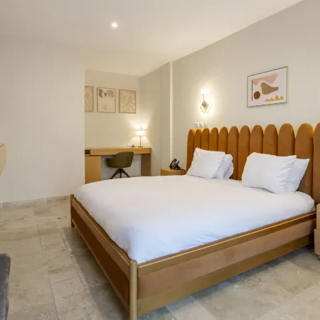 The Six Apparthotel