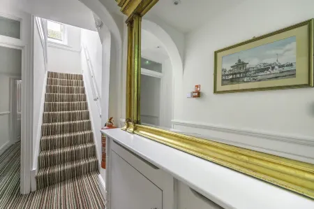 Upper Rock Brighton - Guest House Отели рядом с достопримечательностью «University of Brighton Art Gallery»