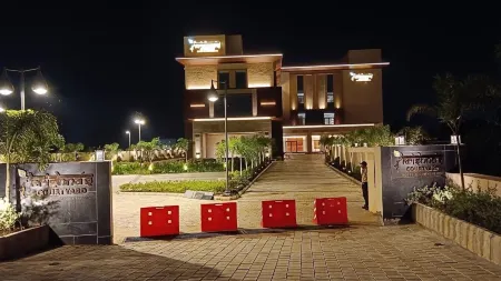 Krishna's Courtyard - Hotel & Convention Отели рядом с достопримечательностью «Cuttack Railway Station Retiring Room»