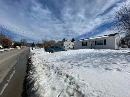 Rutland's Hidden Gem: 2 Br/1ba Renovated Home Close to Everything 2 Bedroom Home Отели рядом с достопримечательностью «Paramount Theater»