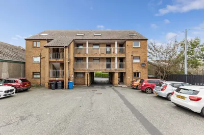 Central Apartment 3B Hotels near Tollymore Forest Park