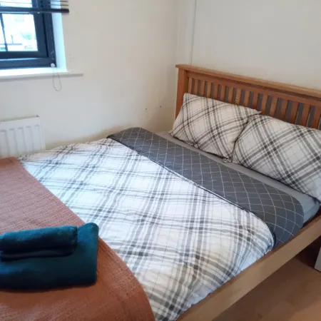 2 Bed House - Sleeps 4 - Pets - Garden - Parking