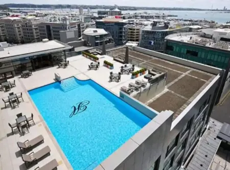 Lovely Bright Apt with Pool and Gym by Zodiak Stays Отели рядом со станцией Станция Бритомарт