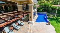 Stunning Luxury Mansion in Playa Flamingo with Six Bedrooms and Beachfront Access - con vistas al mar