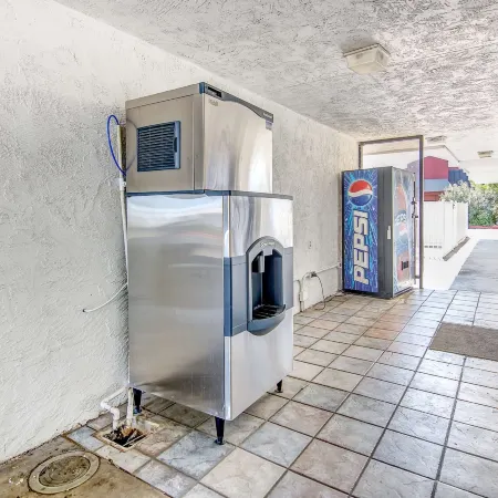 Motel 6 Stockton, CA - Charter Way West
