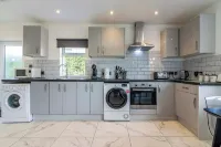 4Br-Sleeps8-Privategarden-Freeparking
