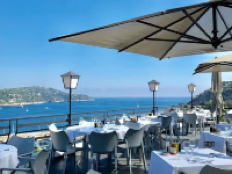 Hôtel le Versailles Hotels near Soneva