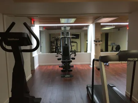 Quality Inn & Suites PE Trudeau Airport Отели в г. Пуэнт-Клер