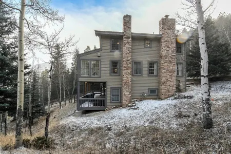 Evergreen Dream Home! HOT TUB /KING BEDS / PIANO/ AMAZING VIEWS/ 10 MIN TO SKI!!