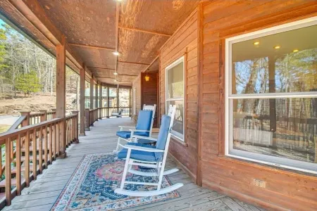 Secluded 3-bedroom cabin in serene Clarksville, close to local amenities.