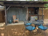 Charming 2-bedroom bungalow, near fabulous wineries, 25 mins from Marble Falls Hotels in Buchanan Dam