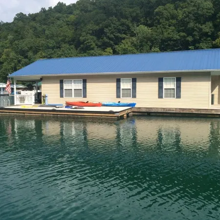 Attitude Adjustment Beautiful Floating Home on Scenic Norris Lake