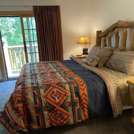 Newer Rustic WiFi Villa by Starved Rock Sleeps 7. A Guest Favorite!!
