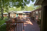“Pet-Friendly Geneva Lake Cabins – Fire Pit, Private Units, Walk to Lakefront” - Chalets