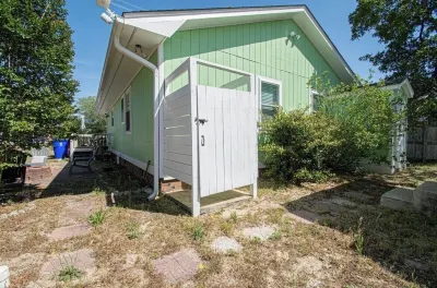 Dog friendly On Island Outdoor Shower Family Fun! Golf Cart (for rent