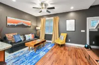 Spacious Living and Modern Amenities - Charming Contemporary Escape 우드핀 호텔