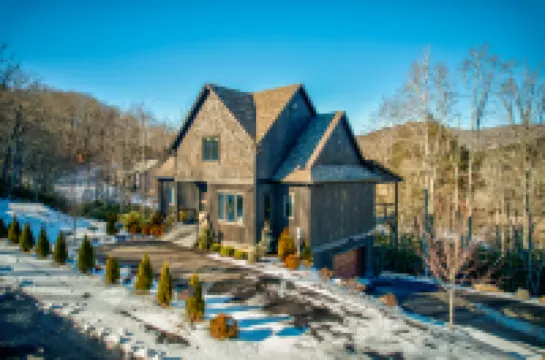 Modern Design and Scenic Deck Views - Exquisite Mountain Retreat