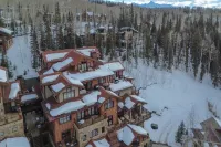 Gourmet Kitchen and Elegant Living Spaces - Exquisite Mountain Retreat