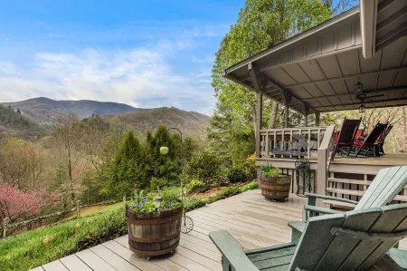 Charming Log Cabin with Mountain Views - Cozy Rustic Retreat Отели рядом с достопримечательностью «Блу-Ридж-Паркуэй»