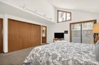 Private Hot Tub and Cozy Fireplace - Spacious Tranquil Haven