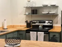 Quaint 1-bedroom Studio ~ Walk to Food & Drinks Các khách sạn ở Knox County