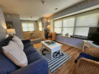 Overlooking Heated Pool with Cozy Living Space - Bright Oasis Hotel di Acme Township
