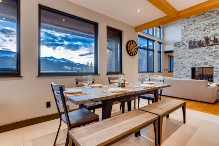 Stunning Mountain Views and Hot Tub - Modern Luxury Retreat