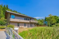 Delightful riverfront home with dock, game room, fast WiFi, kayaks & grill