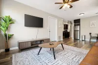Urban 1BD moments away from DT Peoria Hotel a Peoria
