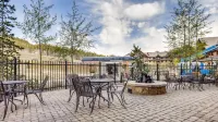 Slopeside Access and High-End Amenities - Luxurious Mountain Haven