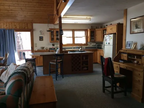 Custombuilt, Stylish Hillside 2-Bdrm Home.Views,Pines, Privacy, 3 Miles to Town.