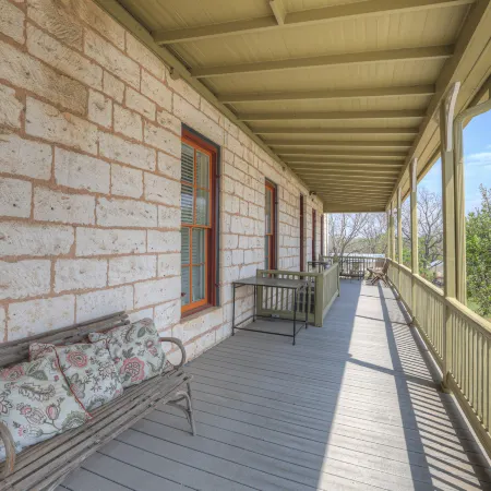 Fountain Suite-Stay Right on Historic Main Street in the Heart of Fredericksburg