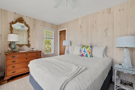 Stunning Lake Views and Spacious Outdoor Deck - Exquisite Vacation Haven