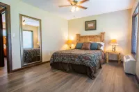 Gorgeous Lakefront Escape with Pools and Activities - Charming Cottage Retreat Hotels in Pine A Township