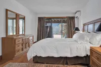 Stunning Golf Course Views and Inviting Sauna - Charming Getaway