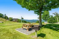 Slopeside condo in gate community w/remodeled balcony & fireplace Hotels in Sugar Mountain