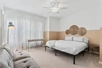 Smart TVs, Wifi, Fire Pit, and Games - Stylish Coastal Retreat