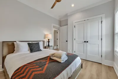 Rooftop Deck and Modern Amenities - Luxurious Nashville Haven