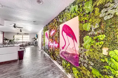 3-bedroom Flamingo Retreat Heated Pool Отели в г. Гров-Сити