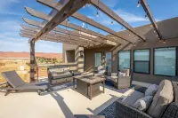 Heated Pool and Stunning Patio - Luxurious Golf Retreat