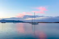 Charming Beachside Bungalow w/ Light & Airy D'cor -- 300 Yards to Beach 모로베이 호텔