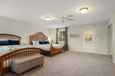 Panoramic Views and Cozy Gas Fireplace - Charming Mountain Haven